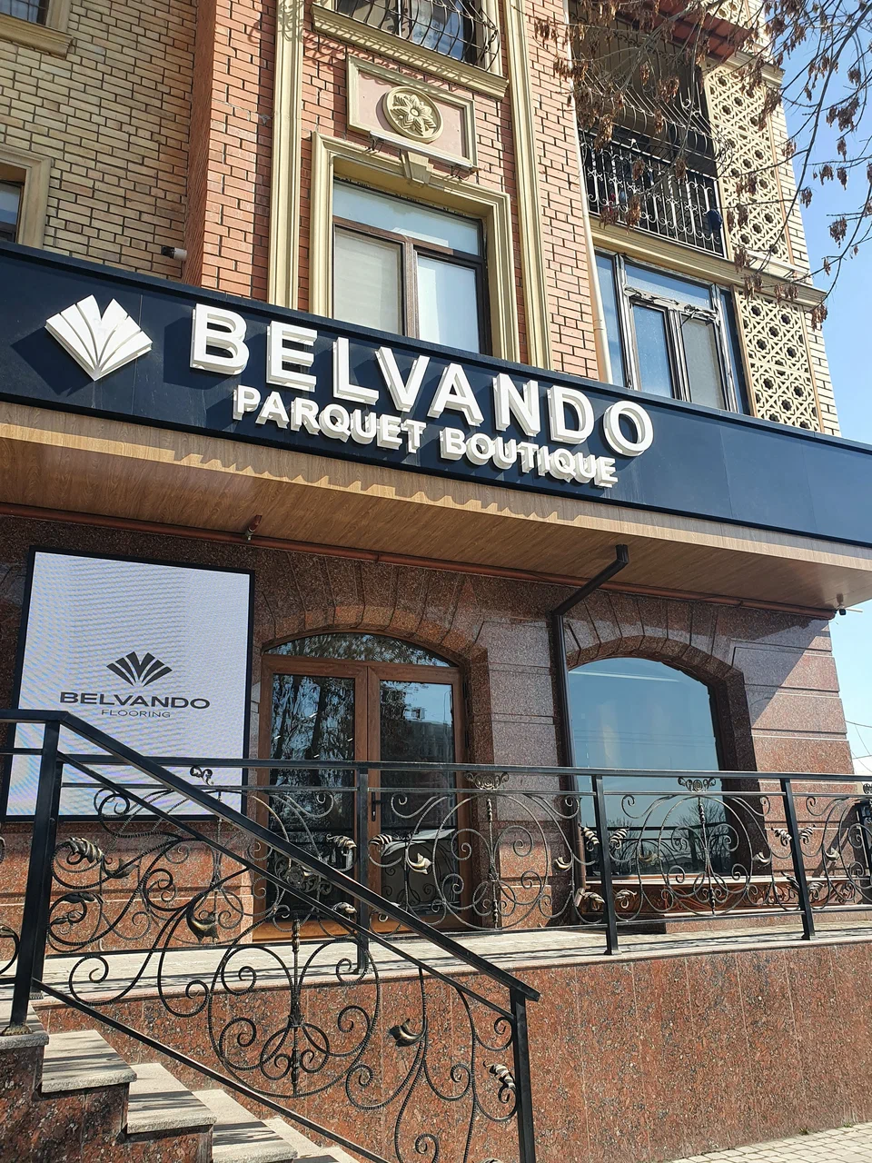 Belvando savdo zalining kirish qismi va peshtoq belgisi