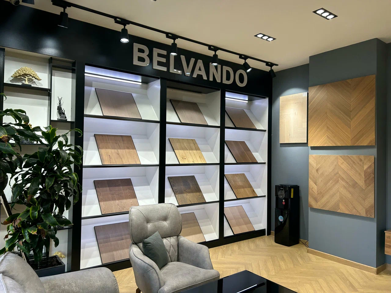 Belvando savdo zali ichkarisi — laminat va parket namunalari devori
